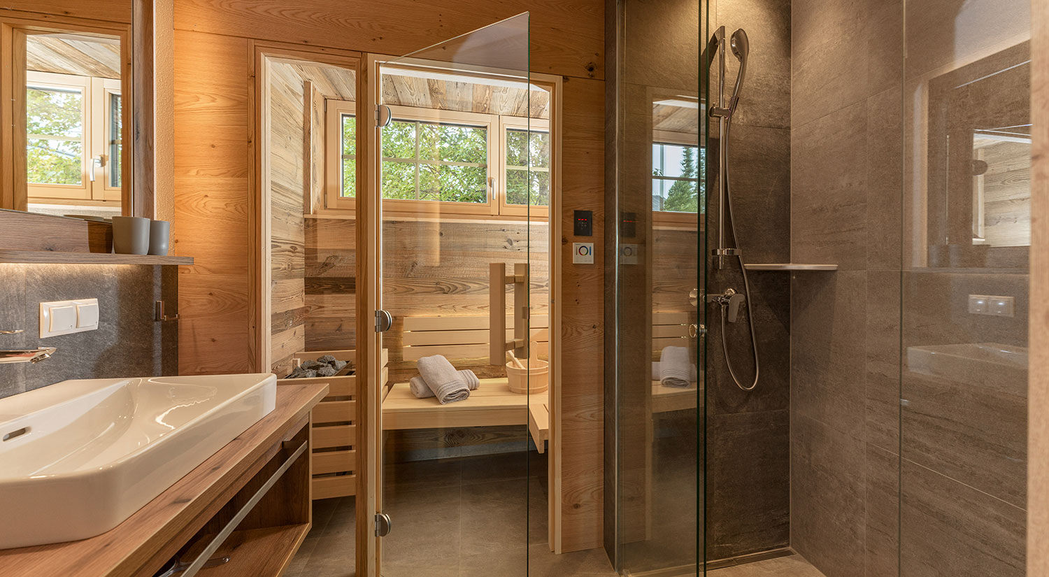 Badezimmer mit Dusche und Sauna