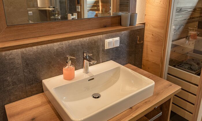 Badezimmer mit viel indirektem Licht